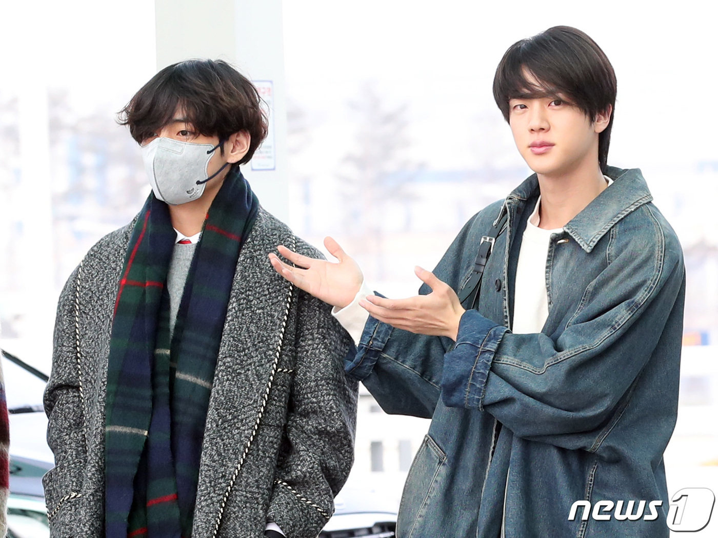 (인천공항=뉴스1) 권현진 기자 = 방탄소년단(BTS) 진(오른쪽)이 30일 오전 인천국제공항을 통해 미국 뉴욕으로 출국하며 뷔의 생일을 축하하고 있다.방탄소년단은 오는 31일(현 …