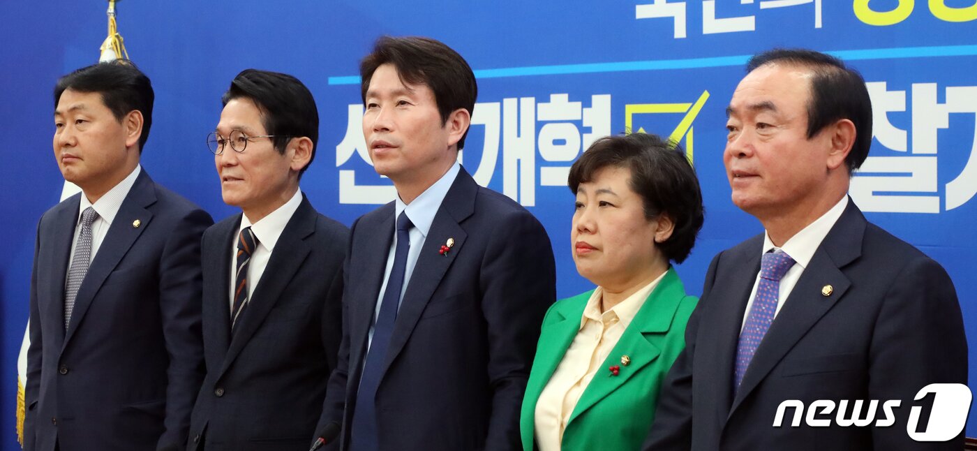 본문 이미지 - 지난해 12월 말 공직선거법 개정 및 사법개혁에 공조한 4+1 협의체 의원들. (왼쪽부터) 김관영 바른미래당 최고위원, 윤소하 정의당 원내대표, 이인영 더불어민주당 원내대표, 조배숙 민주평화당 원내대표, 장병완 대안신당 의원. 2019.12.30/뉴스1 ⓒ News1 김명섭 기자