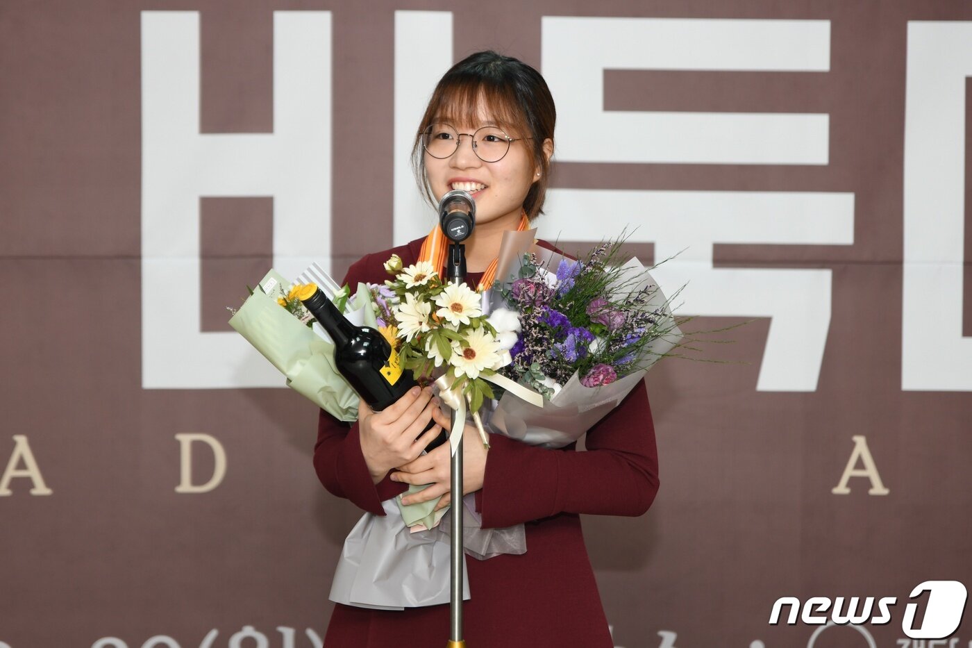 본문 이미지 - 최정 9단이 30일 바둑대상 시상식에서 수상 소감을 밝히고 있다. 최정은 여자기사상, 인기상, 여자 다승·승률·연승상을 휩쓸었다(한국기원 제공). ⓒ 뉴스1