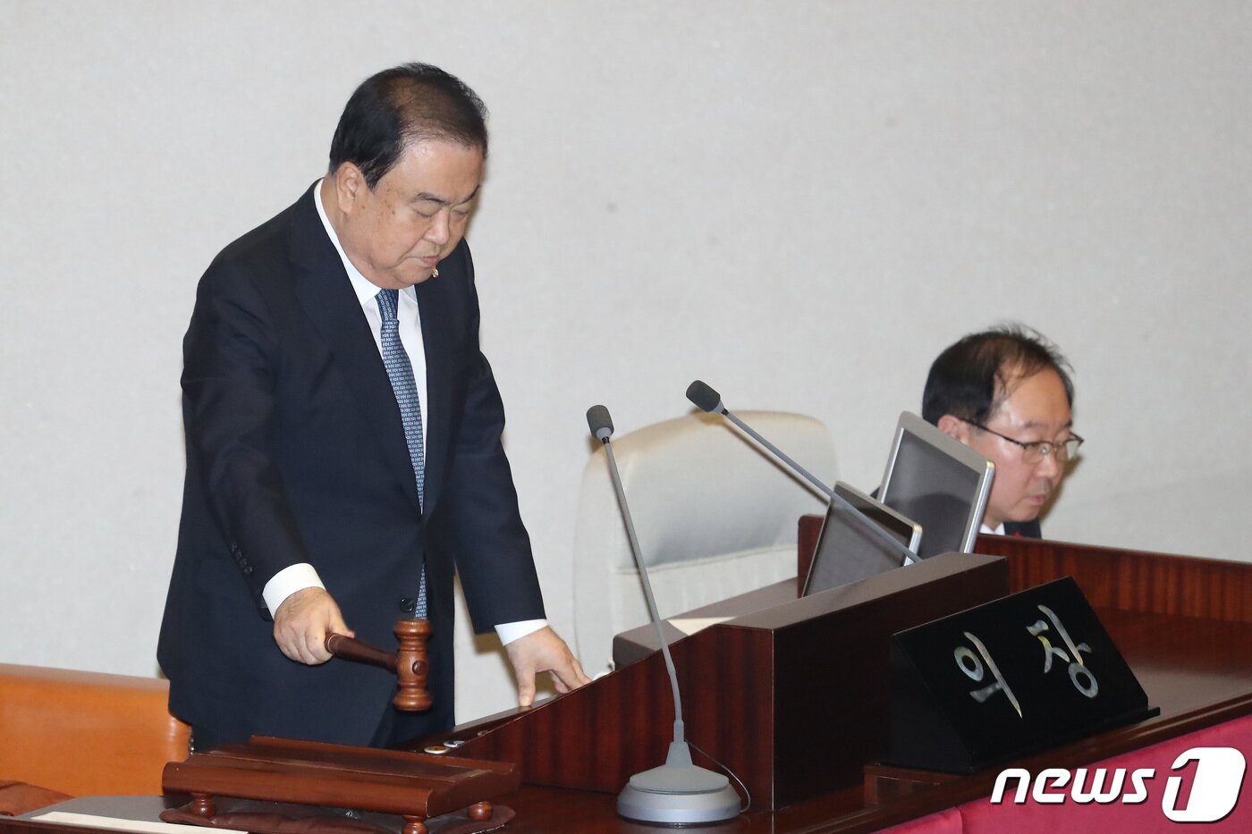 본문 이미지 - 문희상 국회의장이 30일 오후 서울 여의도 국회 본회의장에서 열린 제374회 국회(임시회) 제1차 본회의에서 고위공직자범죄수사처 설치 및 운영에 관한 법률안에 대한 수정안을 통과시키고 있다. 2019.12.30/뉴스1 ⓒ News1 임세영 기자