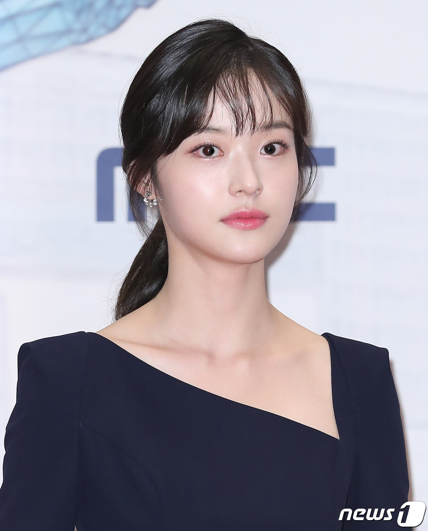 (서울=뉴스1) 김진환 기자 = 배우 신도현이 30일 오후 서울 마포구 상암 MBC 미디어센터에서 열린 ‘2019 MBC 연기대상’ 포토콜 행사에 참석해 포즈를 취하고 있다. 20 …