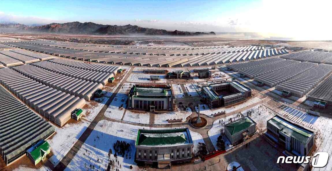 본문 이미지 - (평양 노동신문=뉴스1) =중평남새온실농장 양묘장 모습. [국내에서만 사용가능. 재배포 금지. DB 금지. For Use Only in the Republic of Korea. Redistribution Prohibited] rodongphoto@news1.kr