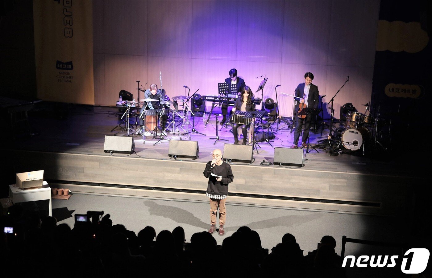 본문 이미지 - 지난 11월 30일과 12월 1일 이틀간 경기도 성남시 판교 사옥에서 개최한 제8회 네코제(넥슨콘텐츠축제)에서 예술감독을 맡은 가수 하림이 인사말을 하고 있다.(넥슨 제공).ⓒ 뉴스1