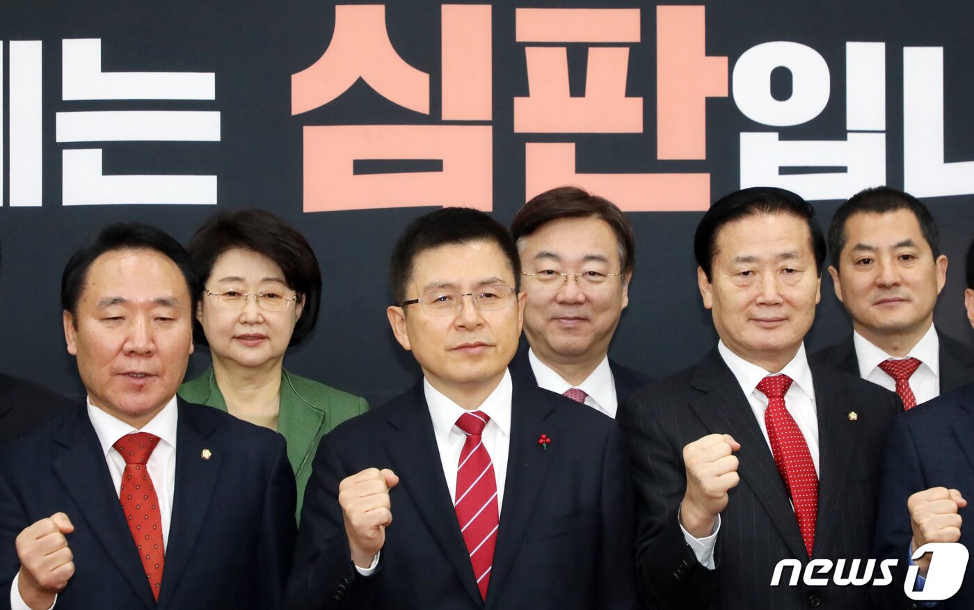 본문 이미지 - 황교안 자유한국당 대표, 염동열 인재영입위원장 및 위원들이 지난해 12월 31일 서울 여의도 국회에서 열린 인재영입위원회 임명장 수여식을 마치고 내년 총선 필승 파이팅을 외치고 있다. 2019.12.31/뉴스1 ⓒ News1 김명섭 기자