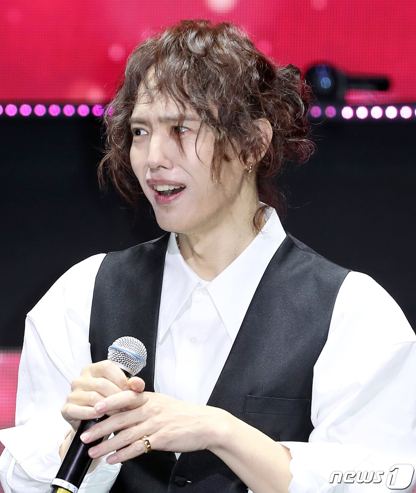 본문 이미지 - 가수 양준일이 31일 오후 서울 광진구 능동로 세종대학교 대양홀에서 열린 팬미팅 ‘양준일의 선물’ 기자간담회에서 객석을 바라보며 감격스러운 표정을 짓고 있다. 양준일은 1991년 데뷔해 히트곡 '가나다라마바사', 'Dance with me 아가씨', '리베카' 등의 히트곡을 남겼지만 2집 이후 활동을 중단했다. 하지만 최근 온라인 탑골가요 열풍이 불면서 시대를 앞선 패션 감각으로 '탑골GD'라는 별명을 얻었고, JTBC '투유 프로젝트-슈가맨3'에 출연하며 소환됐다. 2019.12.31/뉴스1 ⓒ News1 김진환 기자