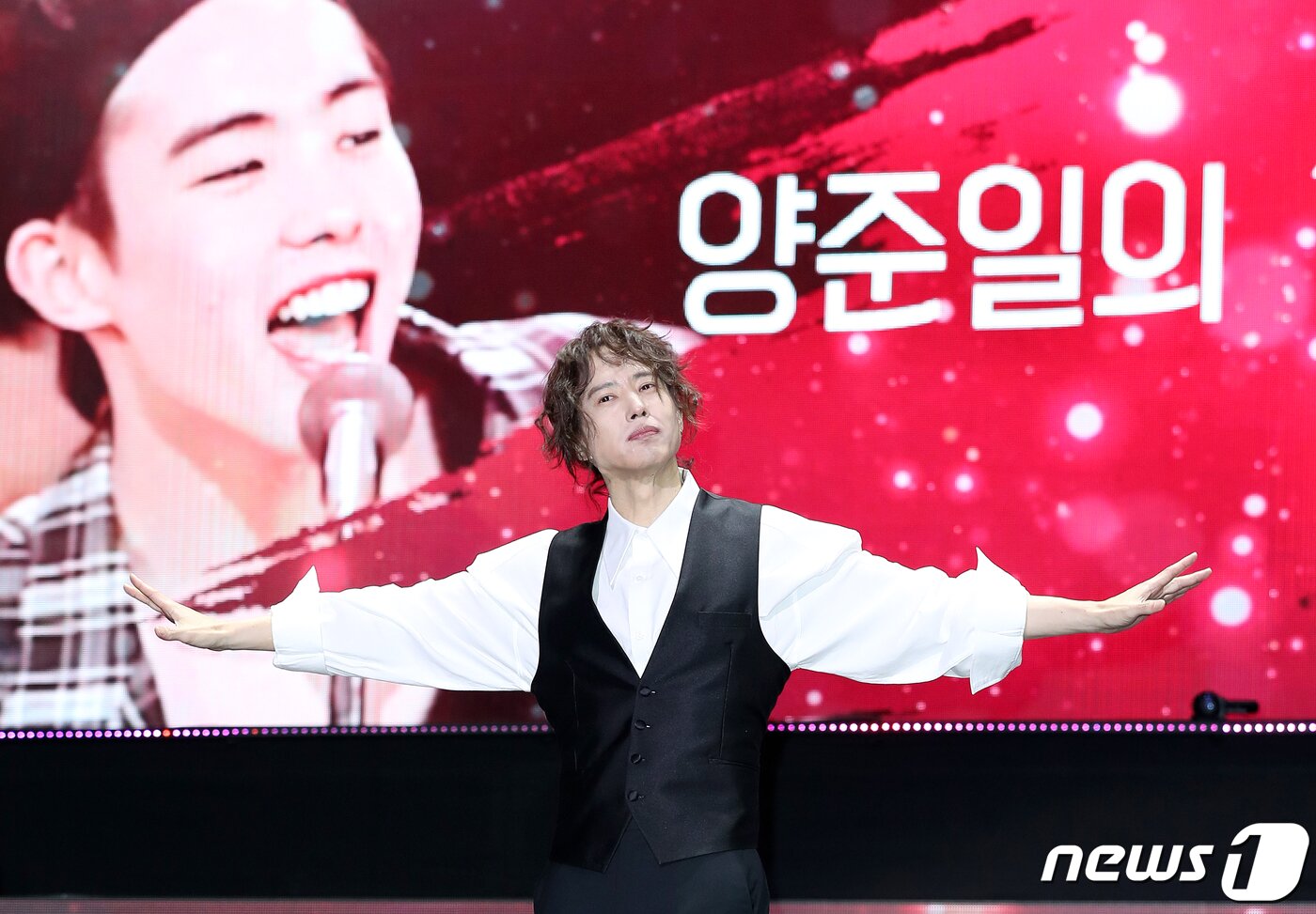 본문 이미지 - 가수 양준일이 31일 오후 서울 광진구 능동로 세종대학교 대양홀에서 열린 팬미팅 ‘양준일의 선물’ 기자간담회에서 포즈를 취하고 있다. 양준일은 1991년 데뷔해 히트곡 '가나다라마바사', 'Dance with me 아가씨', '리베카' 등의 히트곡을 남겼지만 2집 이후 활동을 중단했다. 하지만 최근 온라인 탑골가요 열풍이 불면서 시대를 앞선 패션 감각으로 '탑골GD'라는 별명을 얻었고, JTBC '투유 프로젝트-슈가맨3'에 출연하며 소환됐다. 2019.12.31/뉴스1 ⓒ News1 김진환 기자