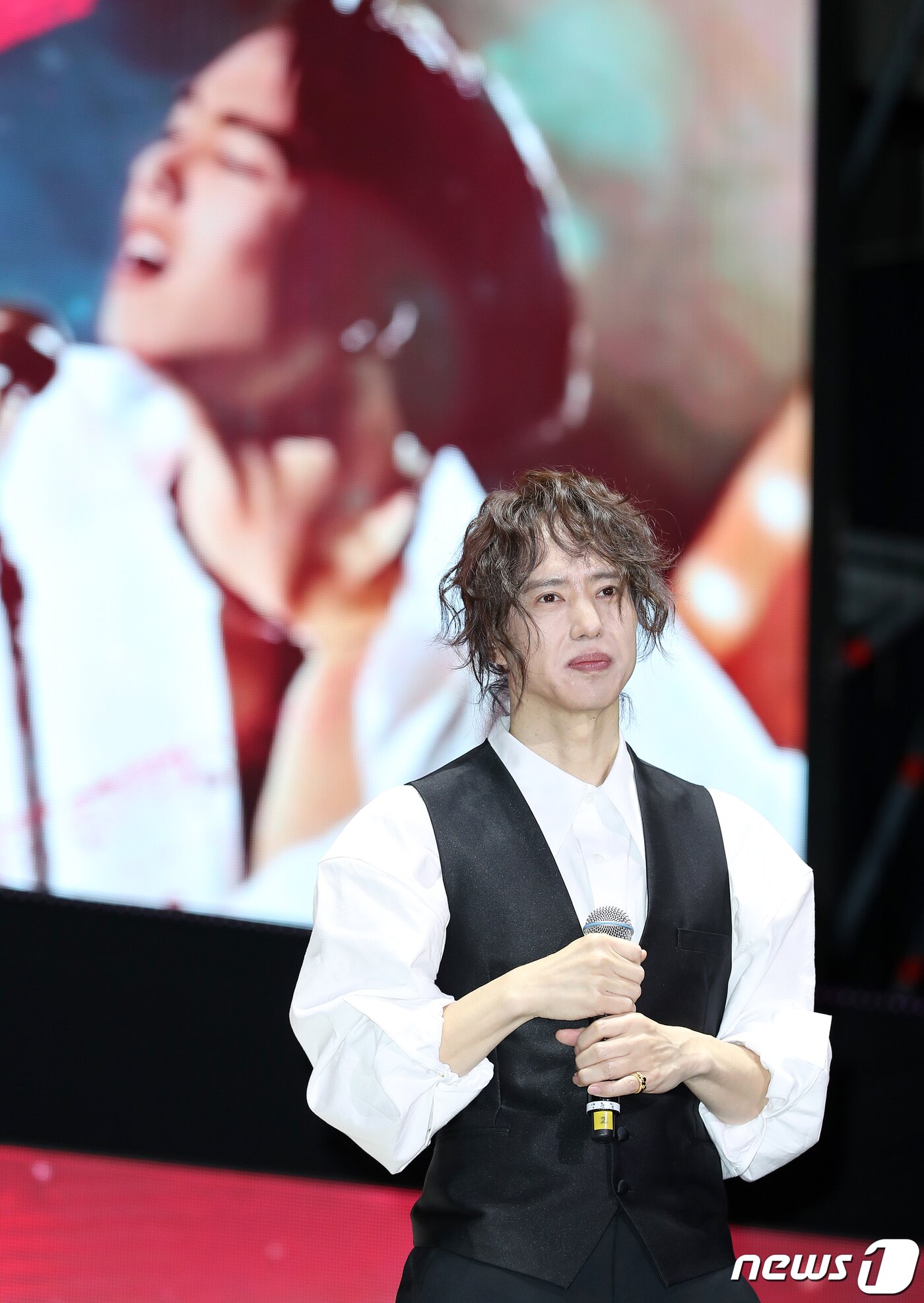 본문 이미지 - 가수 양준일이 31일 오후 서울 광진구 능동로 세종대학교 대양홀에서 열린 팬미팅 ‘양준일의 선물’ 기자간담회에서 포즈를 취하고 있다. 양준일은 1991년 데뷔해 히트곡 '가나다라마바사', 'Dance with me 아가씨', '리베카' 등의 히트곡을 남겼지만 2집 이후 활동을 중단했다. 하지만 최근 온라인 탑골가요 열풍이 불면서 시대를 앞선 패션 감각으로 '탑골GD'라는 별명을 얻었고, JTBC '투유 프로젝트-슈가맨3'에 출연하며 소환됐다. 2019.12.31/뉴스1 ⓒ News1 김진환 기자