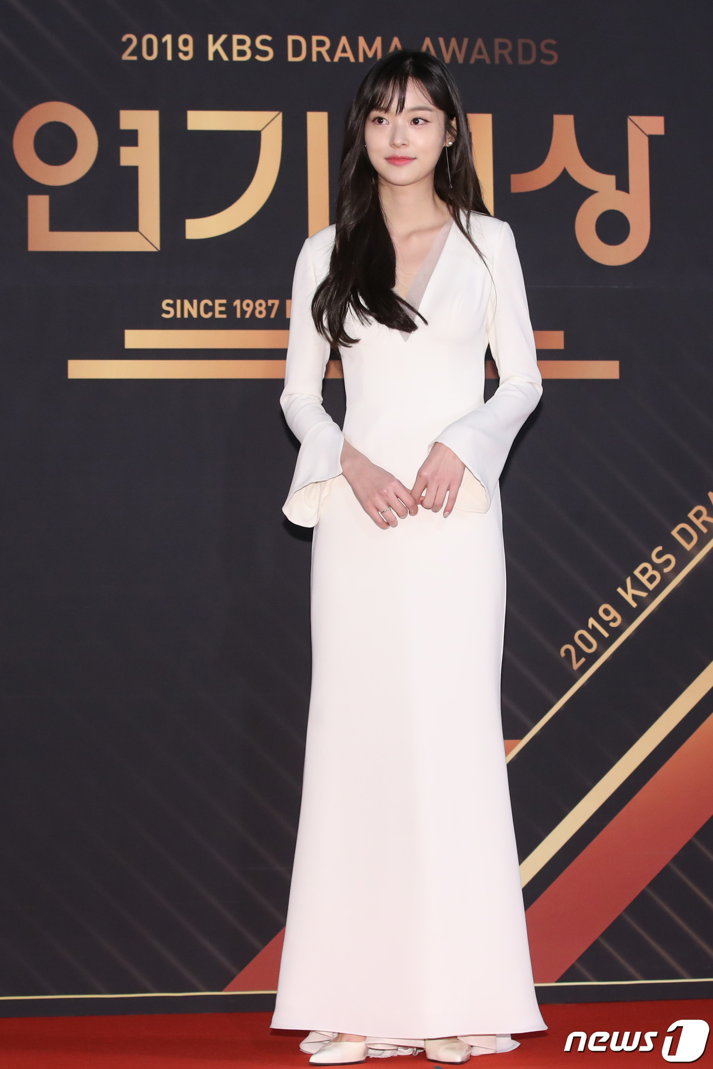 (서울=뉴스1) 권현진 기자 = 배우 신도현이 31일 오후 서울 영등포구 여의도 KBS 신관웨딩홀에서 열린 '2019 KBS 연기대상' 레드카펫 행사에 참석해 포즈를 취하고 있다. …