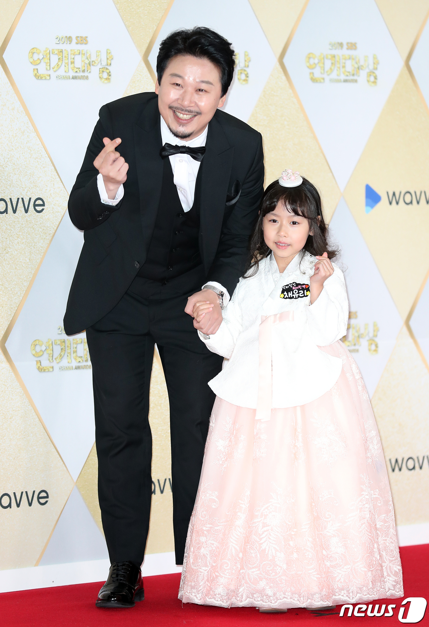 (서울=뉴스1) 김진환 기자 = 배우 정강희와 채유리(오른쪽)가 31일 오후 서울 마포구 상암동 SBS 프리즘타워에서 열린 ‘2019 SBS 연기대상’ 포토콜 행사에 참석해 포즈를 …