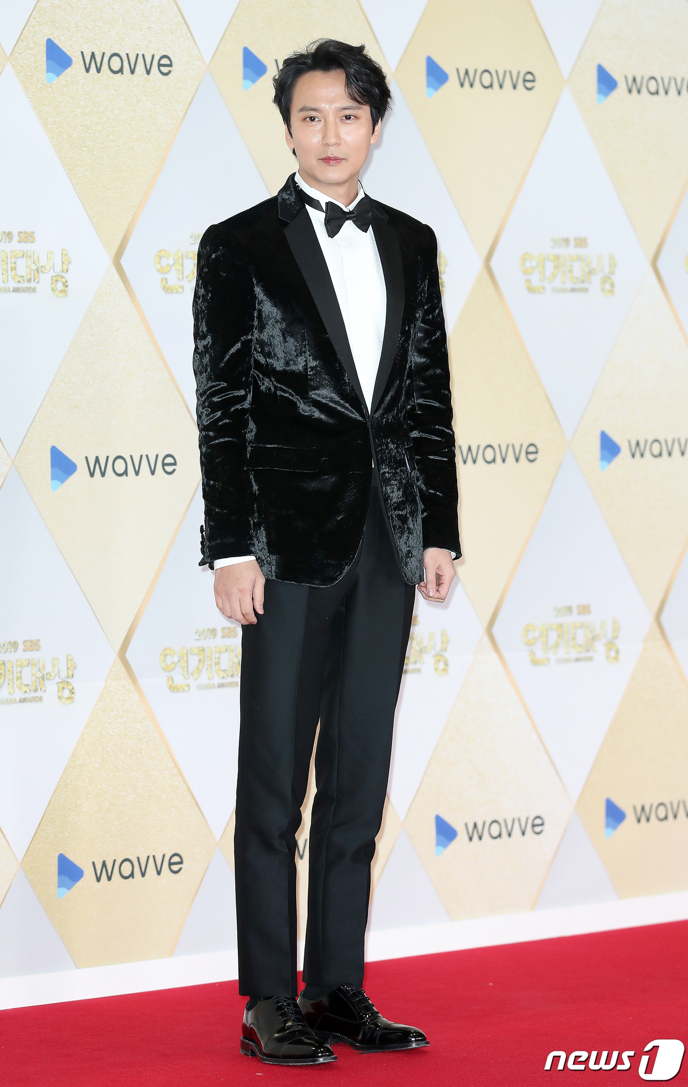 (서울=뉴스1) 김진환 기자 = 배우 김남길이 31일 오후 서울 마포구 상암동 SBS 프리즘타워에서 열린 ‘2019 SBS 연기대상’ 포토콜 행사에 참석해 포즈를 취하고 있다. 2 …