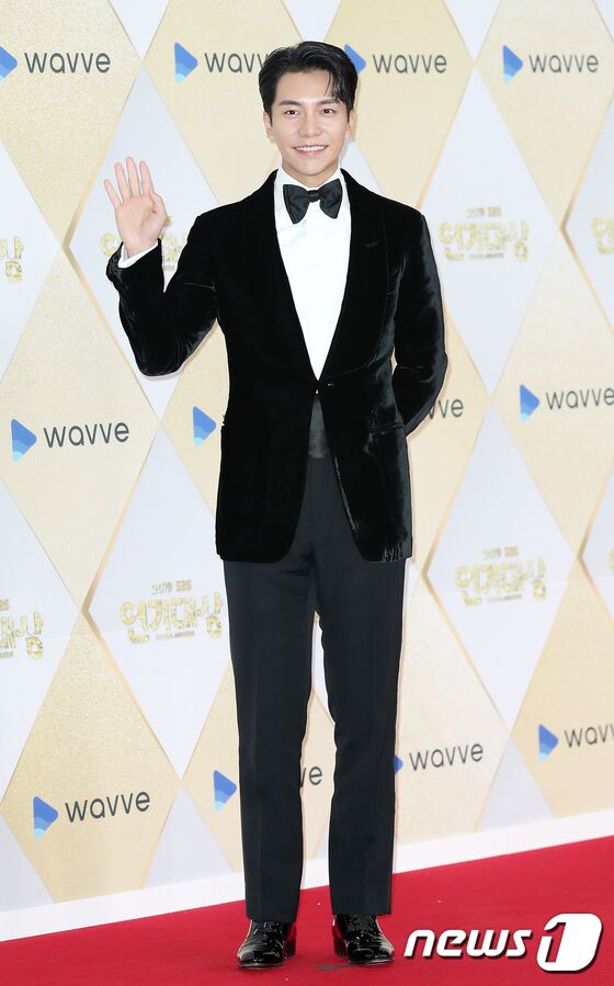 배우 이승기가 31일 오후 서울 마포구 상암동 SBS 프리즘타워에서 열린 ‘2019 SBS 연기대상’ 포토콜 행사에 참석해 포즈를 취하고 있다. 2019.12.31/뉴스1 © News1 김진환 기자