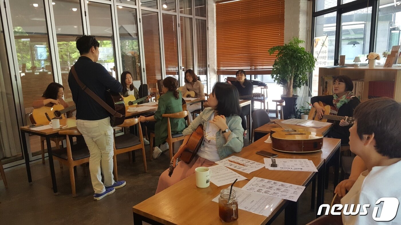 본문 이미지 - 용인시의 마을기업인 뮤코케페협동조합 모습.(용인시 제공) ⓒ News1 김평석 기자