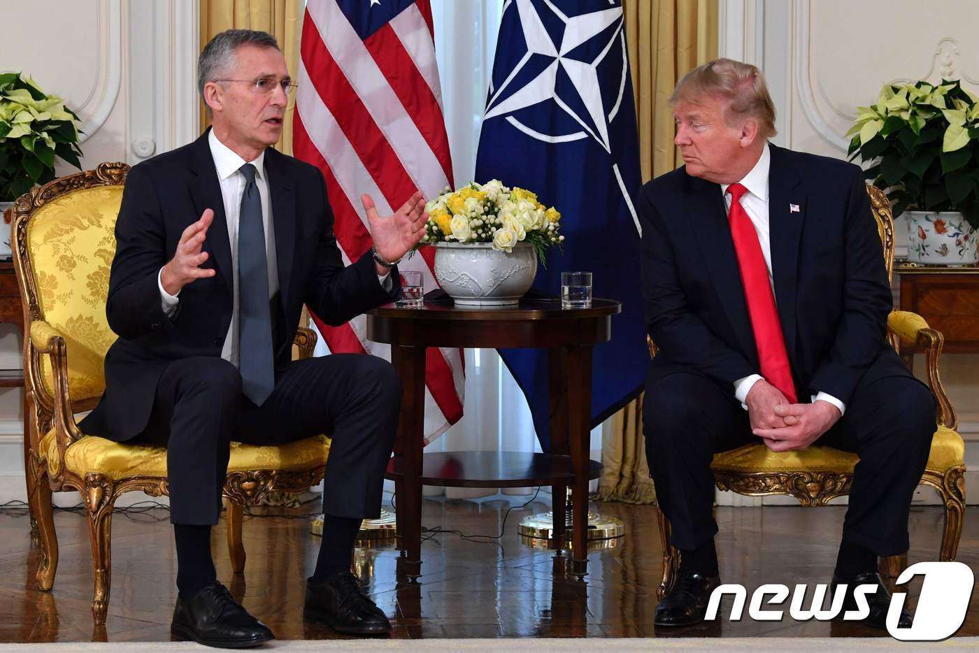 본문 이미지 - 도널드 트럼프 미국 대통령이 지난 2019년 12월 3일(현지시간) 나토 정상회의에 앞서 런던의 미국 대사관저인 윈필드 하우스에서 옌스 스톨텐베르그 나토 사무총장과 회담을 하고 있다. ⓒ AFP=뉴스1