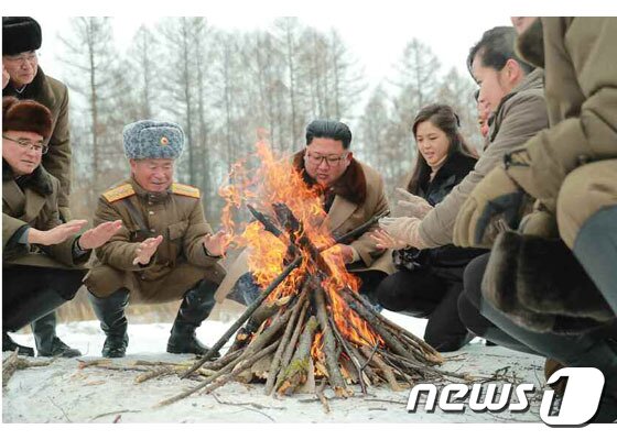 본문 이미지 - (평양 노동신문=뉴스1) =북한 노동당 기관지 노동신문이 공개한 백두산 행군 속 김정은 총비서와 리설주 여사. [국내에서만 사용가능. 재배포 금지. DB 금지. For Use Only in the Republic of Korea. Redistribution Prohibited] rodongphoto@news1.krⓒ 뉴스1