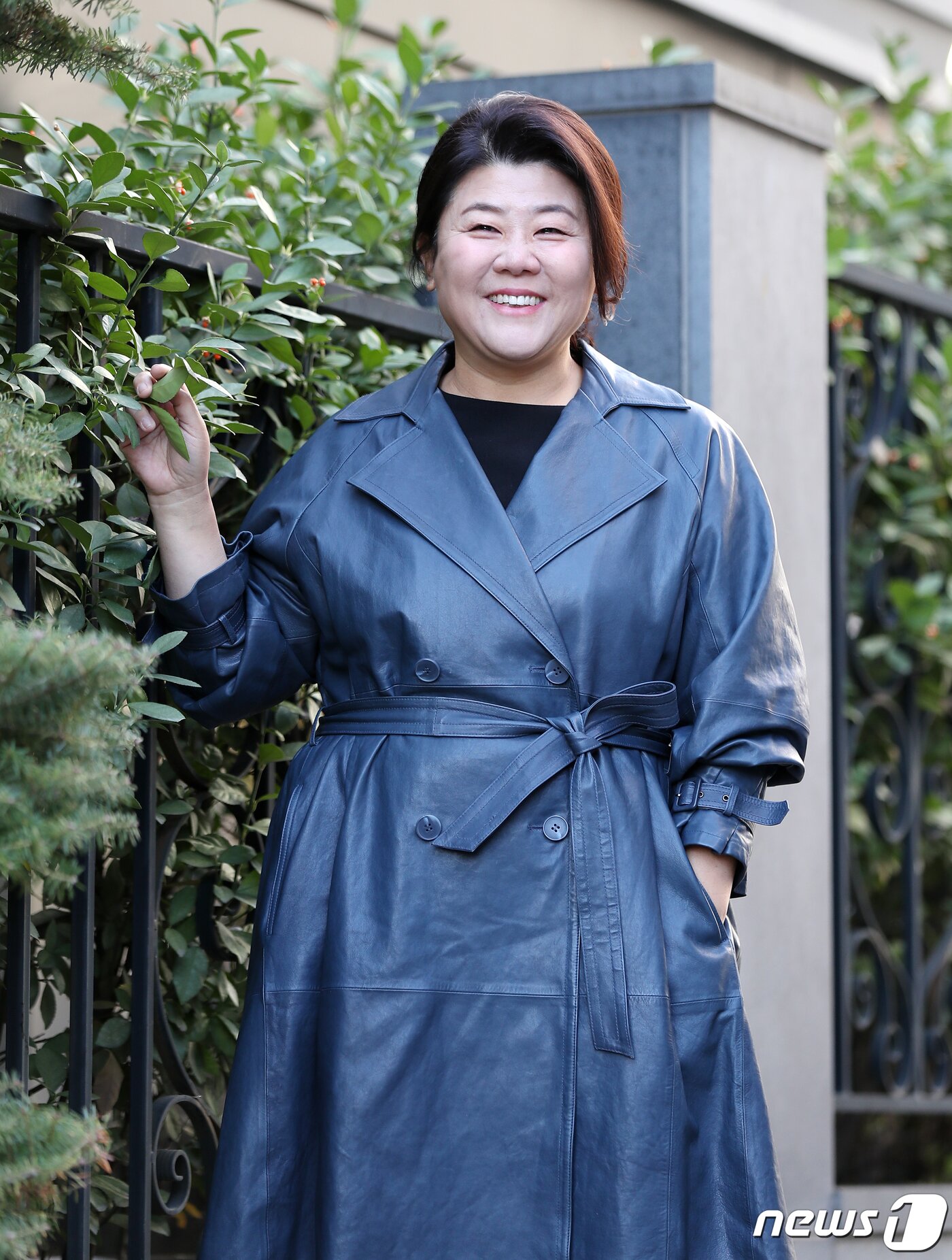 본문 이미지 - 드라마 '동백꽃 필 무렵'에 출연한 배우 이정은이 4일 오후 서울 강남구 학동로 까페 제르베에서 인터뷰를 하고 있다. 2019.12.4/뉴스1 ⓒ News1 김진환 기자