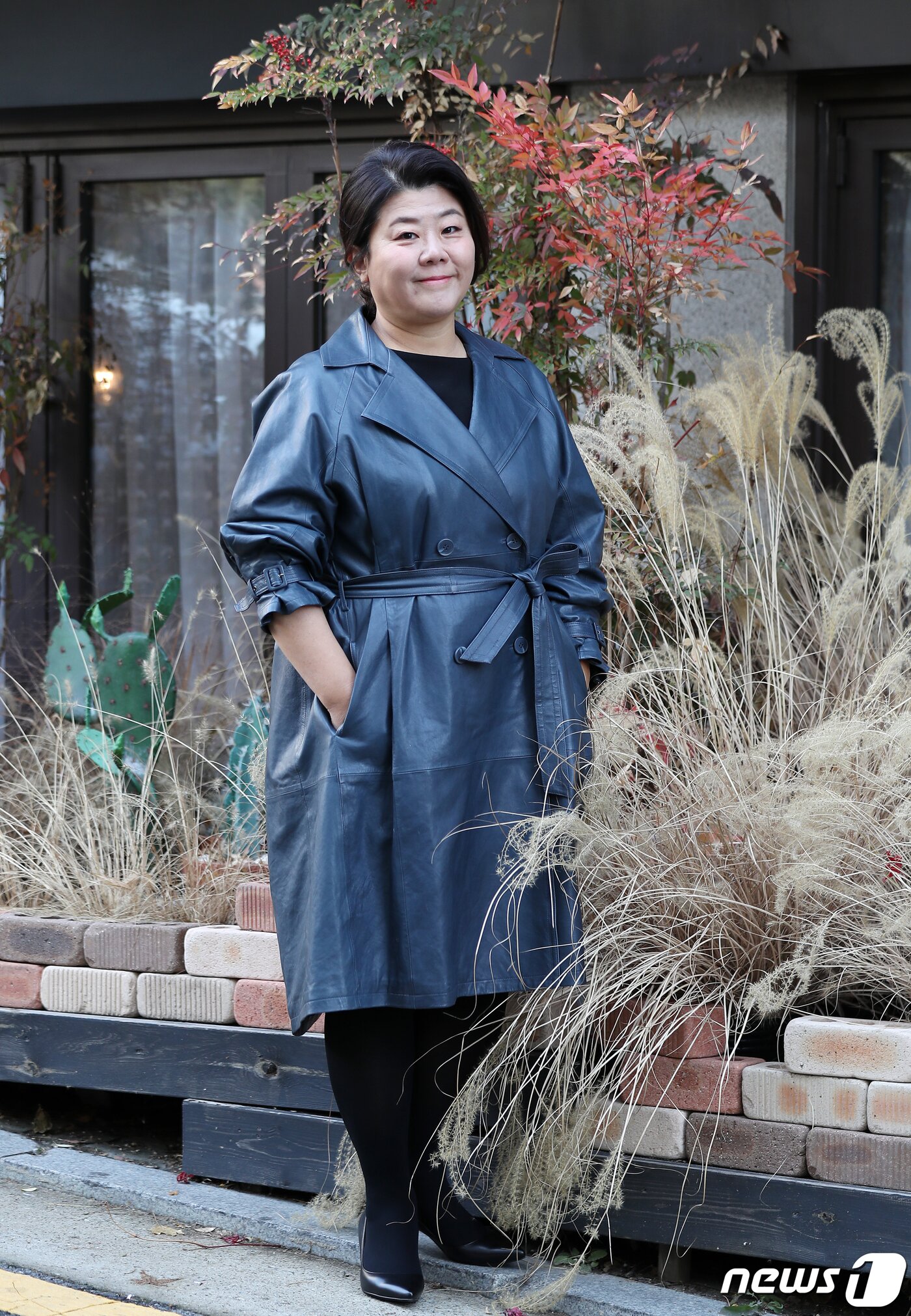 본문 이미지 - 드라마 '동백꽃 필 무렵'에 출연한 배우 이정은이 4일 오후 서울 강남구 학동로 까페 제르베에서 인터뷰를 하고 있다. 2019.12.4/뉴스1 ⓒ News1 김진환 기자