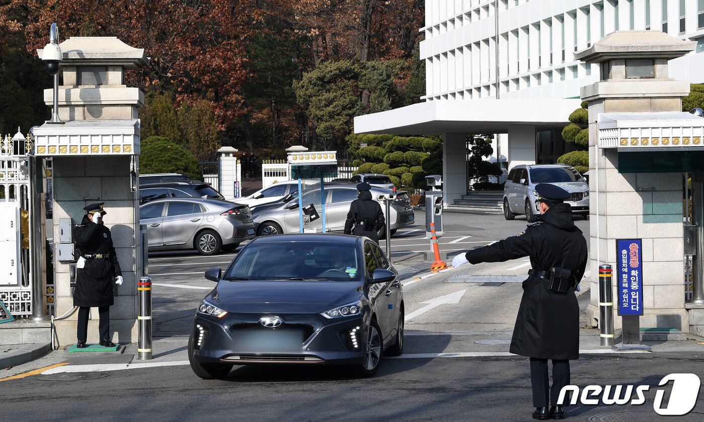 본문 이미지 - 금융위원회 재직 당시 업체들로부터 뇌물을 받은 혐의 등으로 구속된 유재수 전 부산시 부시장의 청와대 감찰 무마 의혹을 수사하는 검찰이 4일 청와대를 압수수색할 당시의 연풍문 풍경. 2019.12.4/뉴스1 ⓒ News1 허경 기자