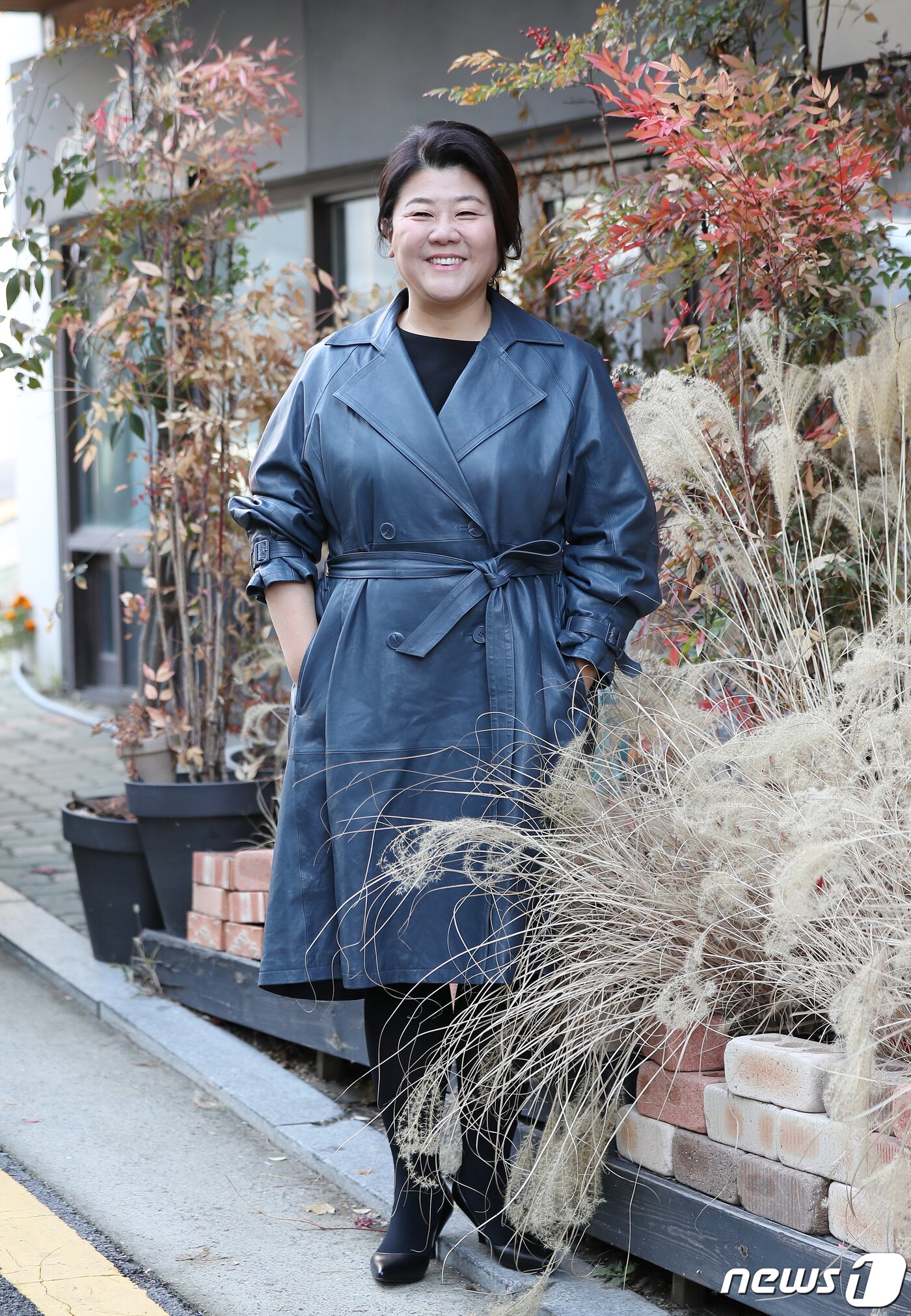 본문 이미지 - 드라마 '동백꽃 필 무렵'에 출연한 배우 이정은이 4일 오후 서울 강남구 학동로 까페 제르베에서 인터뷰를 하고 있다. 2019.12.4/뉴스1 ⓒ News1 김진환 기자