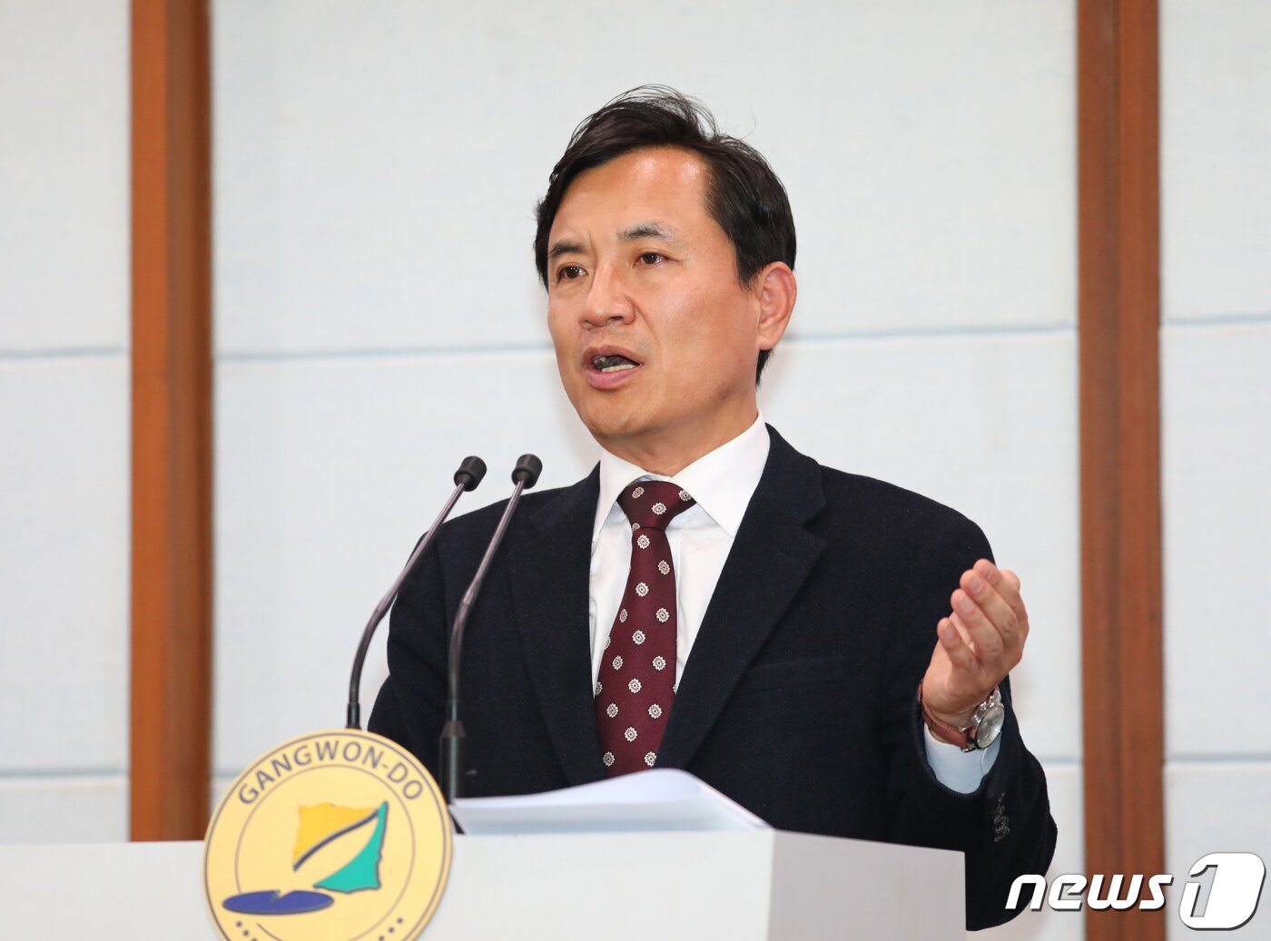 본문 이미지 - 김진태 국회의원이 4일 오후 강원 춘천시 강원도청에서 기자회견을 열고 최문순 강원도지사와 지역현안 사업 등 협의 내용을 브리핑 하고 있다. 이날 김 의원은 최 지사를 만나 춘천-철원 고속도로 건설, 춘천-속초 동서고속화철도 등 춘천 관련 사업 예산, 도청 신축, 레고랜드 등 협의를 진행했다.2019.12.04/뉴스1 ⓒ News1 이찬우 기자