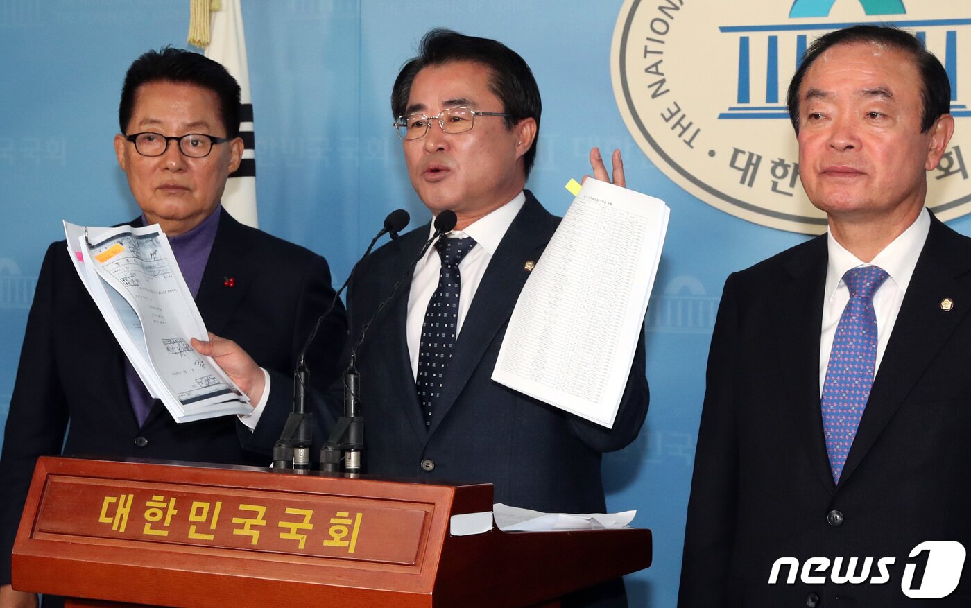 본문 이미지 - 최경환 대안신당 의원이 5일 서울 여의도 국회 정론관에서 5.18관련 문서 공개 기자회견을 하고 있다. 대안신당 의원들은 5.18관련 보안사에서 작성한 문서 목록과 일부 내용 공개했다. 왼쪽부터 박지원, 최경환, 장병완 대안신당 의원. 2019.12.5/뉴스1 ⓒ News1 이종덕 기자