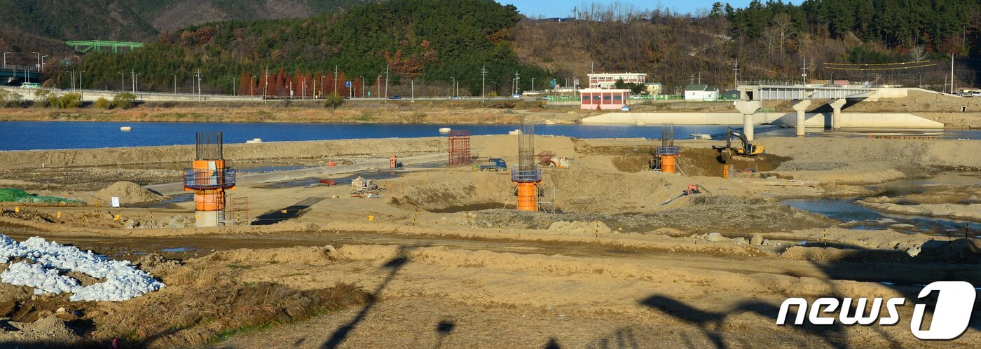 본문 이미지 - 지난 5일 경북 포항시 남구 연일읍 유강리를 가로지르는 자전거 전용 교각 2단계 공사가 한창이다. 2020년 8월 말 준공을 앞두고 있으며 국비 등 310억원을 투입, 길이 380m로 완공된다. 2019.12.5/뉴스1 ⓒ News1 최창호 기자