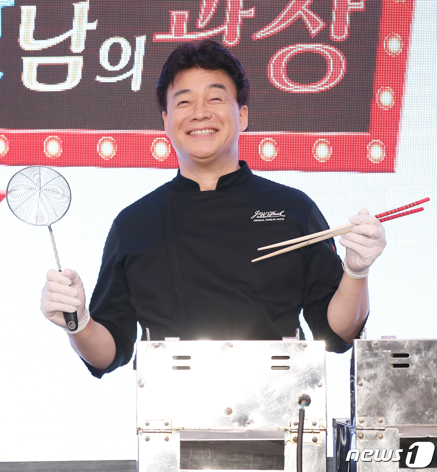 (서울=뉴스1) 김진환 기자 = 요리연구가 백종원이 5일 오전 서울 양천구 목동 르비제 오르세홀에서 열린 SBS 새 예능 '맛남의 광장' 요리 시연회에서 포즈를 취하고 있다.'맛남 …