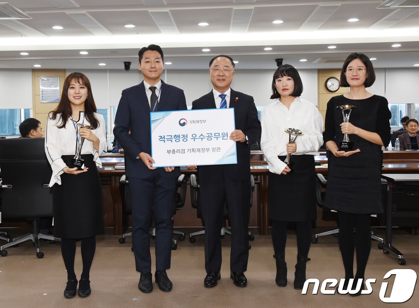 본문 이미지 - 홍남기 부총리 겸 기획재정부 장관이 12월 5일 정부세종청사 기재부 대회의실에서 열린 '2019년 제3차 기획재정부 적극행정 우수공무원 시상식'에서 수상자들과 기념사진을 찍고 있다.(왼쪽부터 김선아 사무관, 장준희 사무관, 홍남기 부총리, 문희영 사무관, 방우리 사무관)(기재부 제공)ⓒ 뉴스1