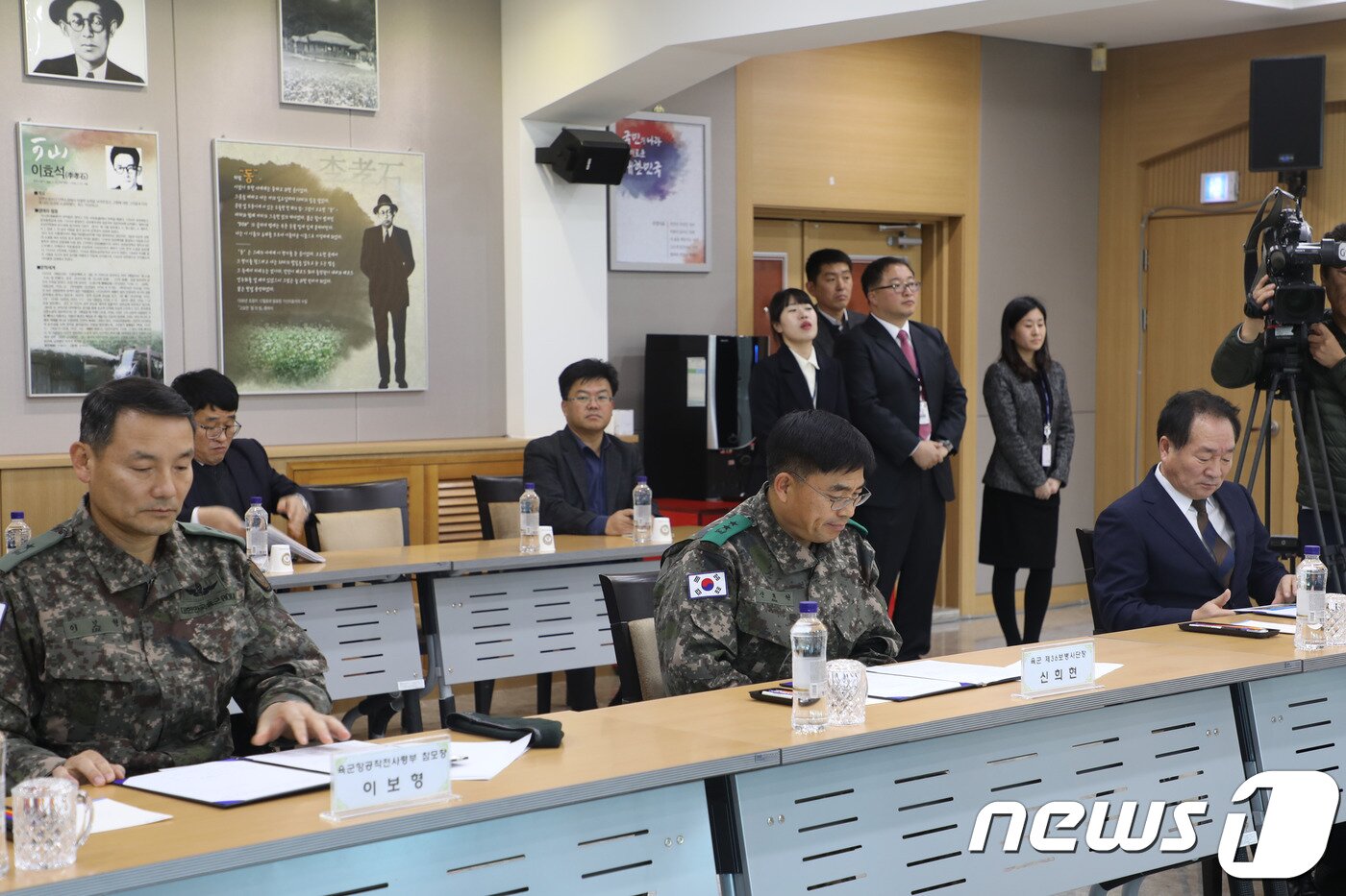 본문 이미지 - 이보형 육군항공작전사령부참모장(맨 왼쪽)과 신희현 36보병사단장(가운데), 한왕기 평창군수(맨 오른쪽)가 진부비행장 폐쇄와 후속조치에 대한 주요 논의 안건이 적힌 협약서를 확인하고 있다. 2019.12.5 ⓒ 뉴스1 장시원 인턴기자