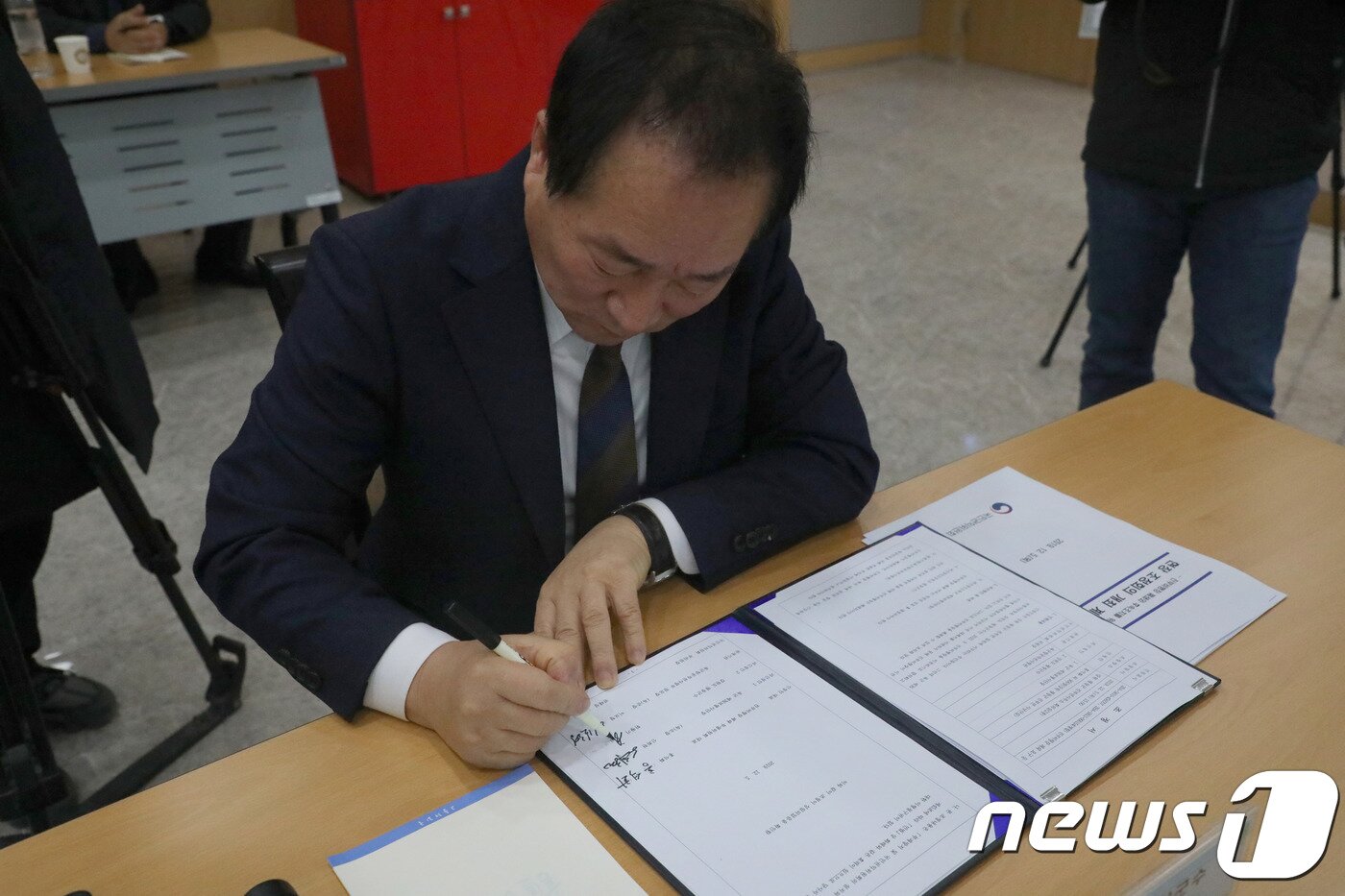 본문 이미지 - 5일 오후 한왕기 평창군수가 폐쇄 결정된 진부비행장에 대한 후속조치 관련 36사단과 육군항공과의 협약서에 서명을 하고 있다. 2019.12.5  ⓒ 뉴스1 장시원 인턴기자