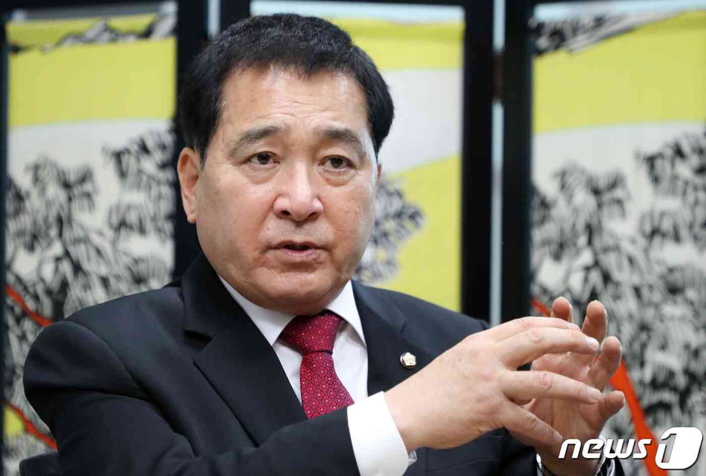 자유한국당 원내대표에 출마한 심재철 의원이 5일 서울 여의도 의원회관에서 뉴스1 취재진과 인터뷰를 하고 있다. 2019.12.5/뉴스1 © News1 김명섭 기자