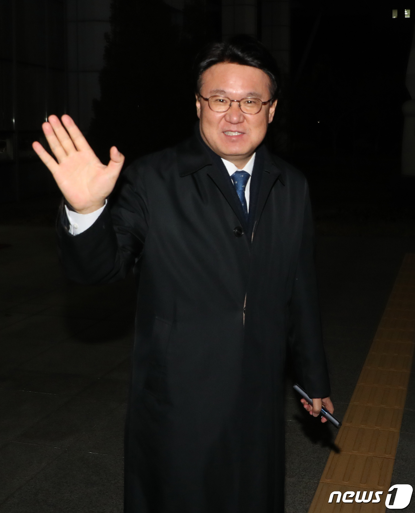 (대전=뉴스1) 주기철 기자 = 황운하 대전지방경찰청장이 5일 오후 대전 서구 대전지방경찰청에서 퇴근을 하기 위해 나서고 있다. 2019.12.5/뉴스1