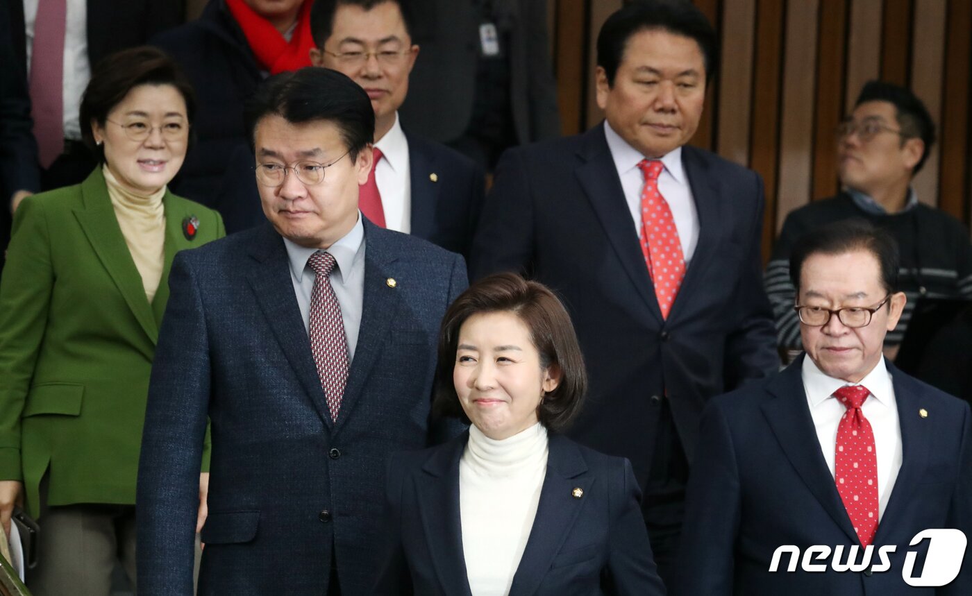 본문 이미지 - 나경원 자유한국당 원내대표가 6일 서울 여의도 국회에서 열린 원내대책회의에 참석하고 있다. 이날 회의는 비공개로 진행됐다. 2019.12.6/뉴스1 ⓒ News1 김명섭 기자