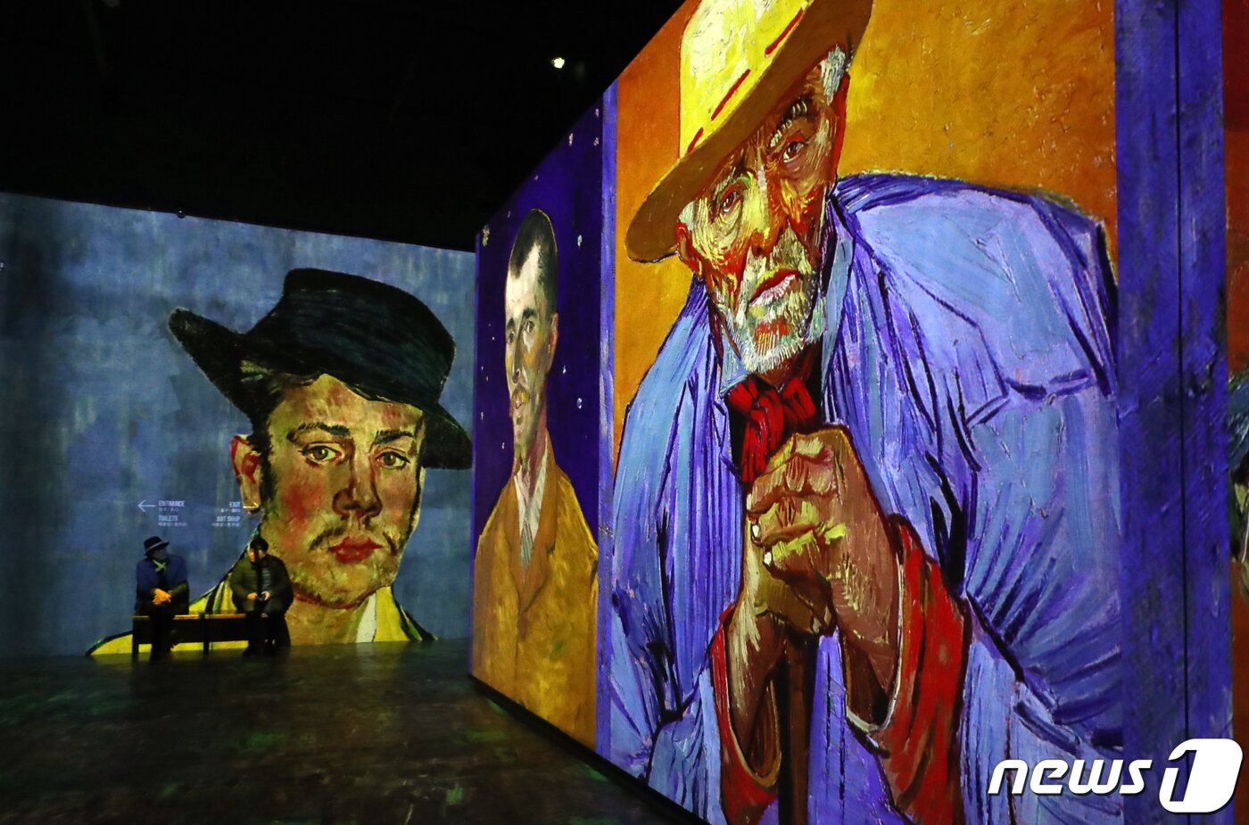 본문 이미지 - 6일 오전 제주 서귀포시 성산읍 빛의 벙커에서 개막한 반 고흐 전을 찾은 관람객들이 작품을 감상하고 있다.2019.12.6/뉴스1 ⓒ News1 오현지 기자