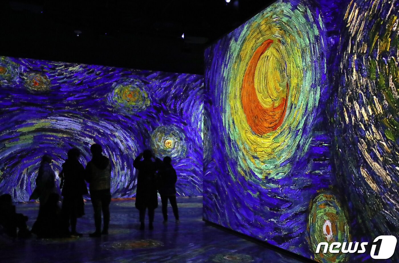 본문 이미지 - 6일 오전 제주 서귀포시 성산읍 빛의 벙커에서 개막한 반 고흐 전을 찾은 관람객들이 작품을 감상하고 있다.2019.12.6/뉴스1 ⓒ News1 오현지 기자