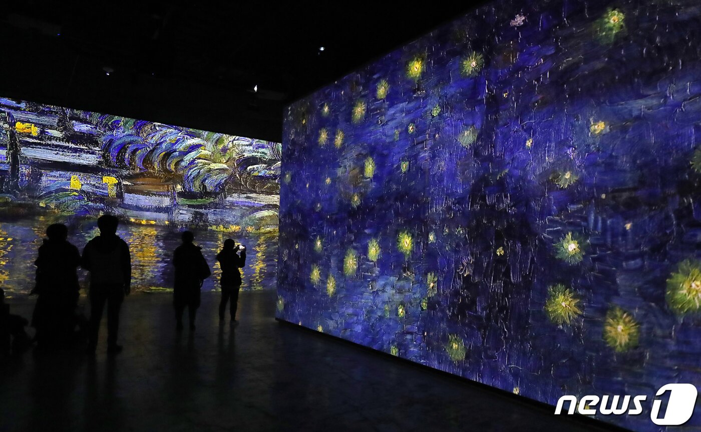 본문 이미지 - 6일 오전 제주 서귀포시 성산읍 빛의 벙커에서 개막한 반 고흐 전을 찾은 관람객들이 작품을 감상하고 있다.2019.12.6/뉴스1 ⓒ News1 오현지 기자