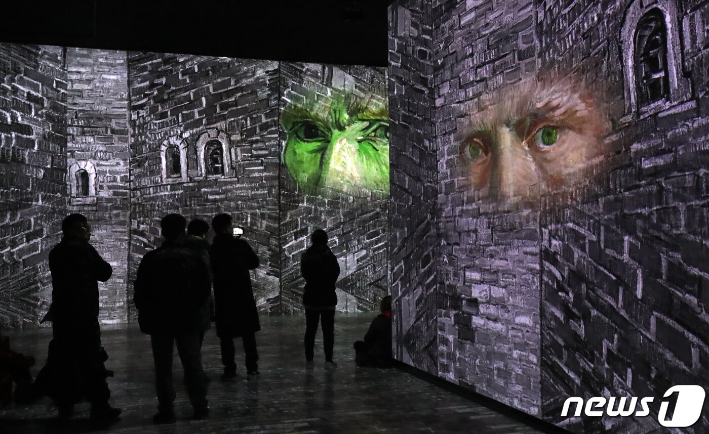 본문 이미지 - 6일 오전 제주 서귀포시 성산읍 빛의 벙커에서 개막한 반 고흐 전을 찾은 관람객들이 작품을 감상하고 있다.2019.12.6/뉴스1 ⓒ News1 오현지 기자