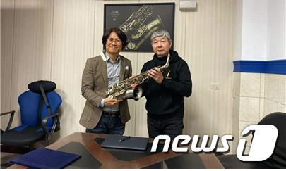 본문 이미지 - 존 웨이(John Wei) 바이젠버그 대표(오른쪽)가 지난 4일(현지 시간) 대만 바이젠버그 본사에서 심삼종 색소포니스트에게 스털링 실버 악기를 증정하고 있다. (삼익악기 제공) / 2019.12.06 ⓒ 뉴스1