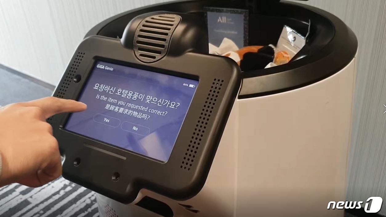본문 이미지 - 투숙객이 엔봇에 확인을 누르면 엔봇의 임무는 마무리된다. 2019.12.05 /뉴스1 ⓒ 뉴스1 한유주 기자