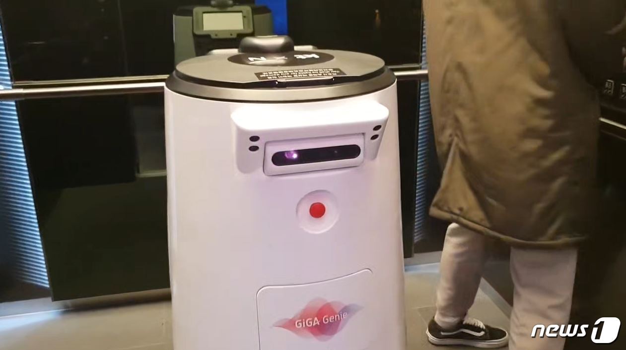 본문 이미지 - 엘리베이터의 절반쯤을 채우는 엔봇의 부피는 부담스러웠다. 2019.12.05 /뉴스1 ⓒ 뉴스1 한유주 기자