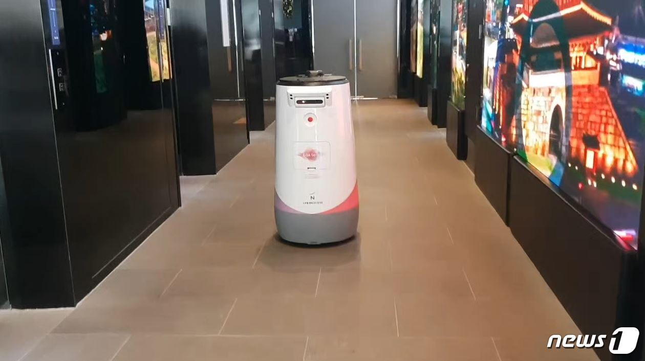 본문 이미지 - 엔봇은 3D 공간맵핑·자율주행 기술을 통해 자동으로 객실까지 이동한다. 2019.12.06 /뉴스1 ⓒ 뉴스1 한유주 기자