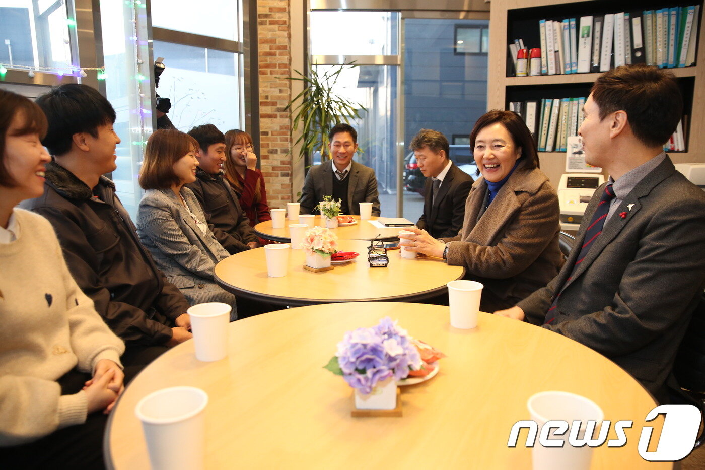 본문 이미지 - 박영선 중소벤처기업부 장관, 서철모 화성시장, 백운만 경기지방중소벤처기업청장이 경기도 화성시 남양읍에 위치한 코아드를 방문해 이대훈 대표와 직원들이 티타임을 가졌다.&#40;중소벤처기업부 제공&#41;.2019.12.06ⓒ 뉴스1