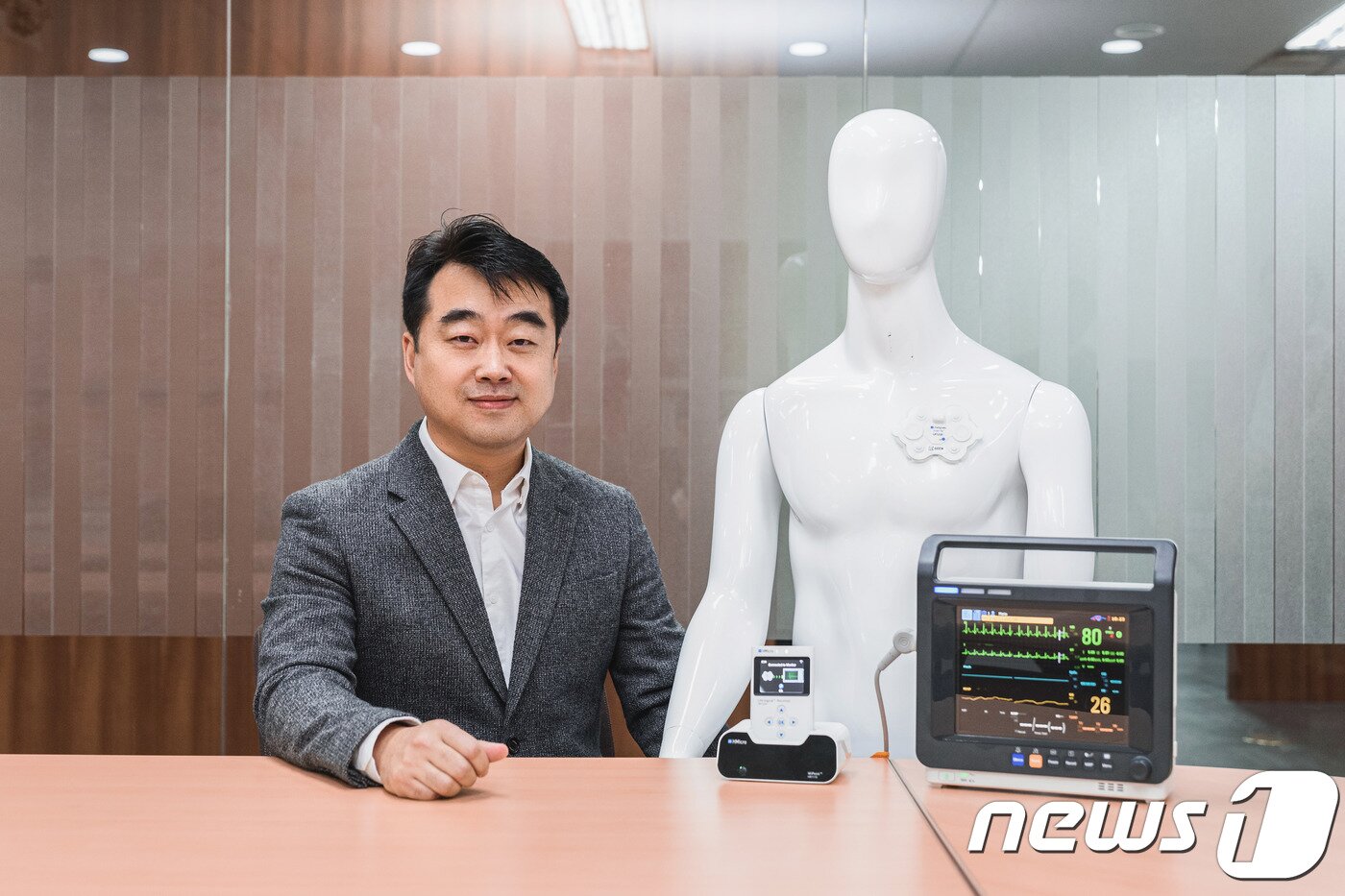 본문 이미지 - 최대영 드림텍 컨버전스 사업본부장이 확장 심전도 홀터(Extended ECG Holter) '와이패치'(WiPatch)를 시연하고 있다. 와이패치는 기존 심전도 홀터와 달리 가슴에 붙이는 전극을 제거하고 무게를 23g으로 줄인 패치형 무선 홀터다. 부정맥 검출률은 최대 80%에 달한다.(드림텍 제공)ⓒ 뉴스1