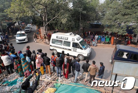 인도에서 성폭행 피해 진술을 하려다 신체방화를 당한 여성이 6일(현지시간) 사망했다. 병원 측은 여성의 신을 고향으로 이송하고 있다. © 로이터=뉴스1