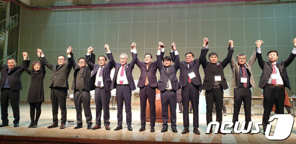 본문 이미지 - 지난 2019년 12월7일 오후 518구속부상자회가 새 집행부를 선출해 문흥식 미래로개발 대표(오른쪽에서 여섯번째)와 신임 이사진이 손을 높이들고 기념사진을 찍고 있다.(독자제공)2019.12.7/뉴스1 ⓒ News1 