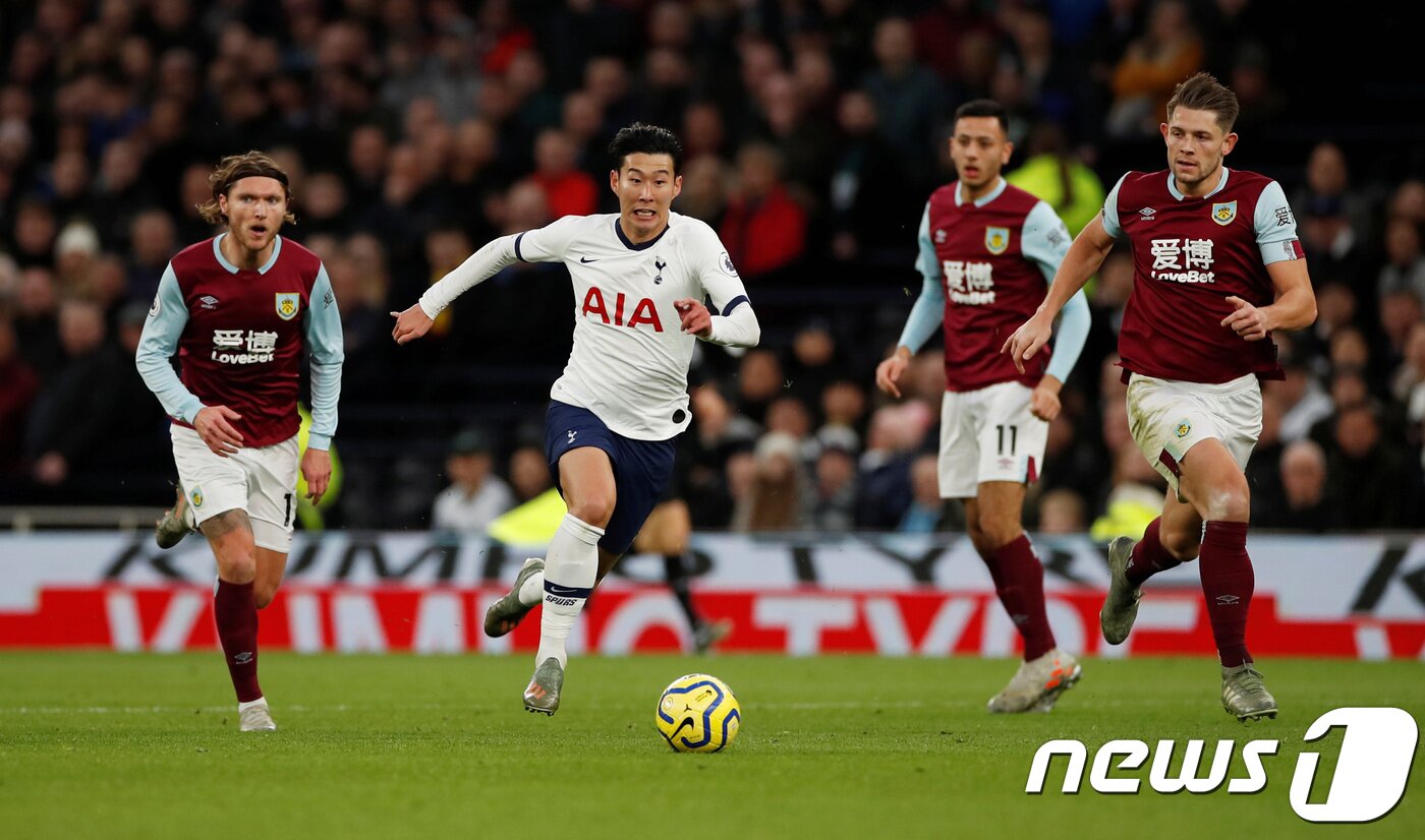 본문 이미지 - 손흥민&#40;토트넘 홋스퍼&#41;이 8일 오전&#40;한국시각&#41; 영국 런던 토트넘 홋스퍼 스타디움에서 열린 토트넘과 번리와의 잉글랜드 프리미어리그&#40;EPL&#41; 16라운드 경기에서 드리블하고 있다. 이날 손흥민은 시즌 10호골을 기록하며 지난 2016-17시즌부터 4시즌 연속 두 자릿수 득점이라는 이정표를 세웠다. 더불어 리그 7호 도움으로 EPL 도움 랭킹 2위 자리도 지켰다. ⓒ 로이터=뉴스1