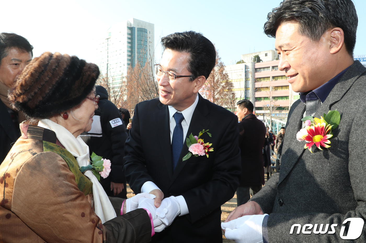 (대전=뉴스1) 주기철 기자 = 3ㆍ1운동과 대한민국 임시정부수립 100주년을 맞아 8일 오후 대전 중구 서대정광장에서 단재 신채호 선생의 동상 제막식이 열렸다. 이날 단재 신채호 …