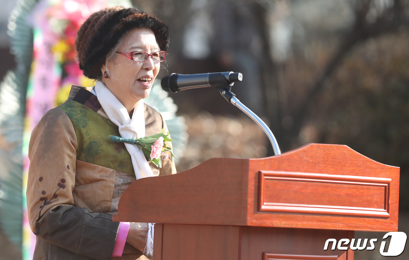 (대전=뉴스1) 주기철 기자 = 3ㆍ1운동과 대한민국 임시정부수립 100주년을 맞아 8일 오후 대전 중구 서대정광장에서 단재 신채호 선생의 동상 제막식이 열렸다. 이날 행사에 참석 …