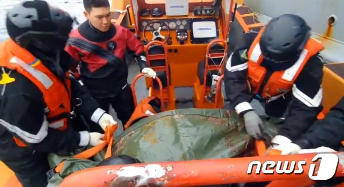 (제주=뉴스1) 오현지 기자 = 제주해경이 8일 오후 제주 차귀도 인근 해상에서 발생한 화재사고로 침몰한 대성호(29톤·통영선적) 선원으로 추정되는 시신 2구를 발견해 수습하고 있 …