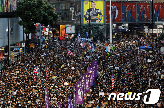 8일 홍콩 시위대 80여 만명이 운집, 가두 행진을 벌이고 있다. © 로이터=뉴스1 © News1 박형기 기자
