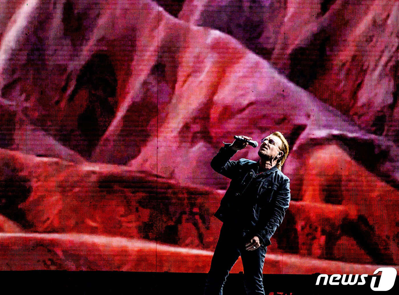 본문 이미지 - 아일랜드 출신의 전설적인 록밴드 U2가 서울 구로구 고척스카이돔에서 첫 번째 내한공연을 갖고 있다. &lt;자료사진&gt; 2019.12.8/뉴스1